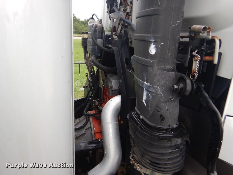 image for item FT9443 2004 Isuzu T6F box truck