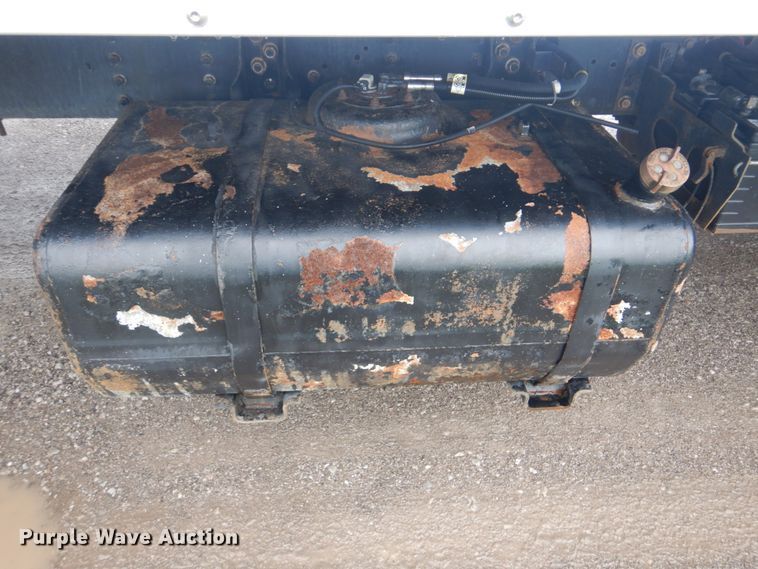 image for item FT9443 2004 Isuzu T6F box truck