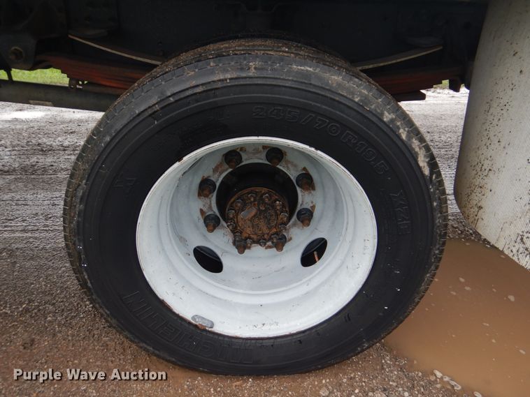 image for item FT9443 2004 Isuzu T6F box truck