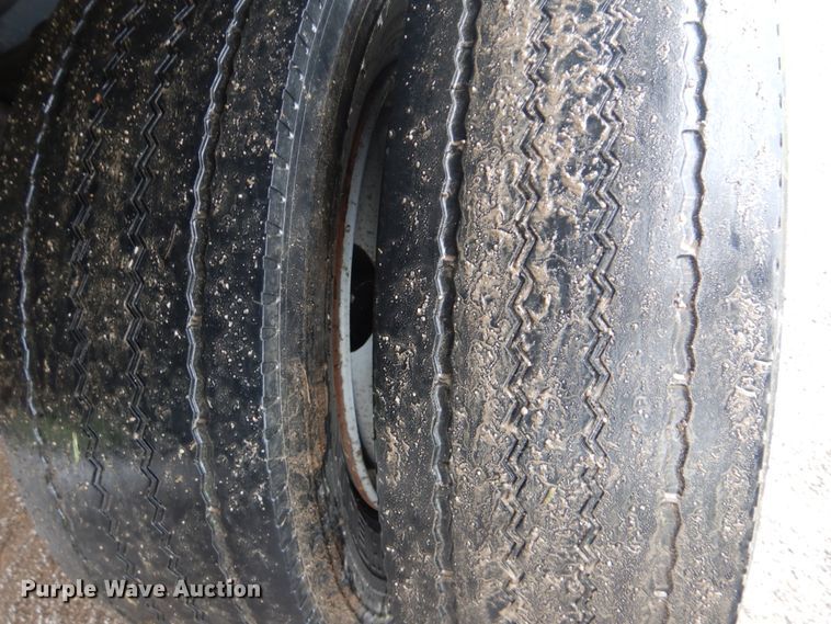 image for item FT9443 2004 Isuzu T6F box truck