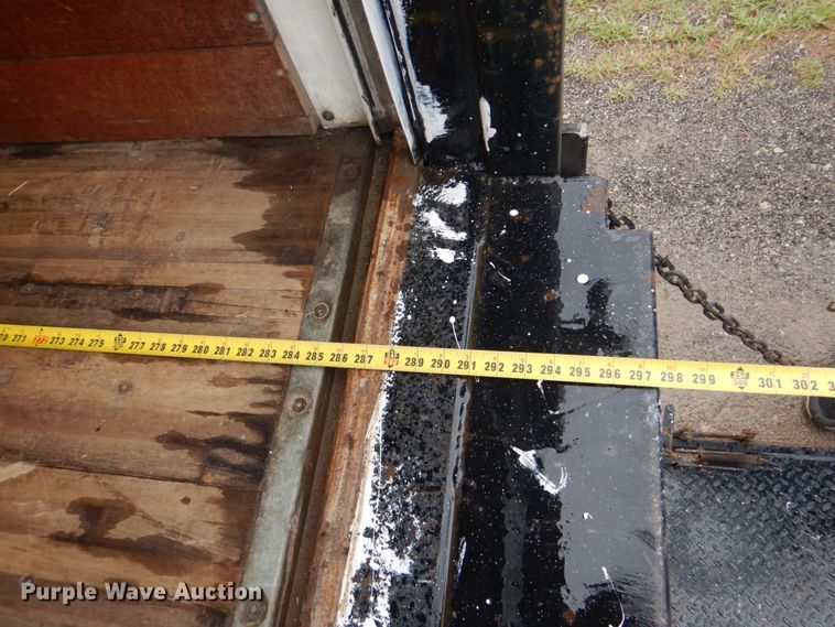 image for item FT9443 2004 Isuzu T6F box truck