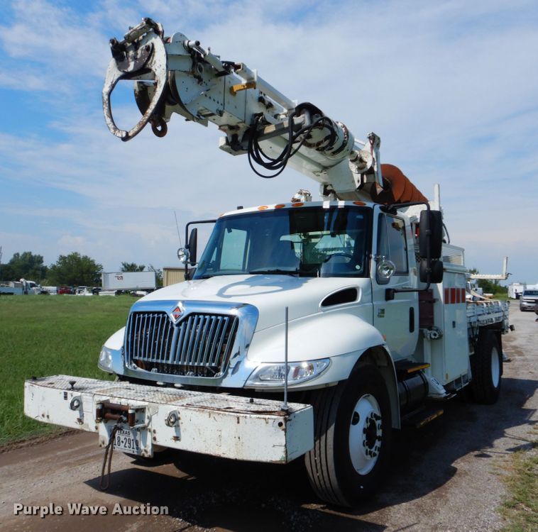 image for item FT9448 2003 International 4300 digger derrick truck