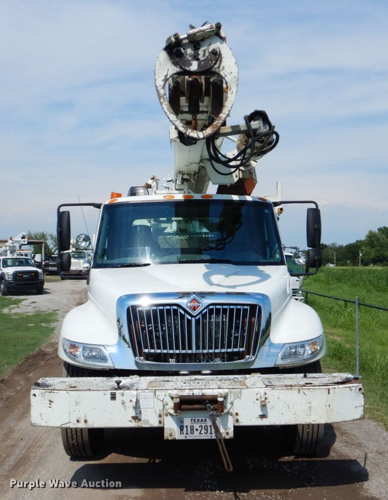 image for item FT9448 2003 International 4300 digger derrick truck