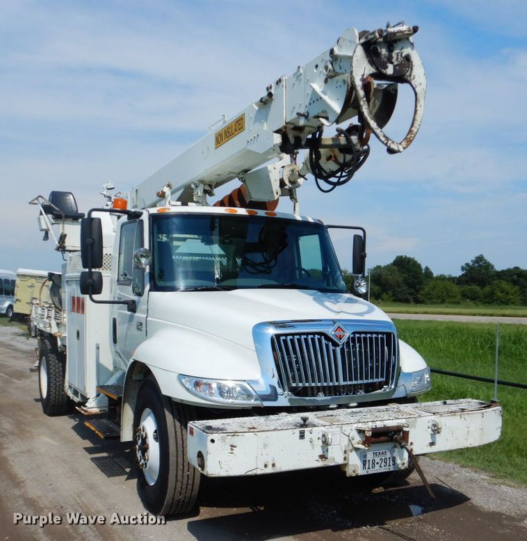 image for item FT9448 2003 International 4300 digger derrick truck