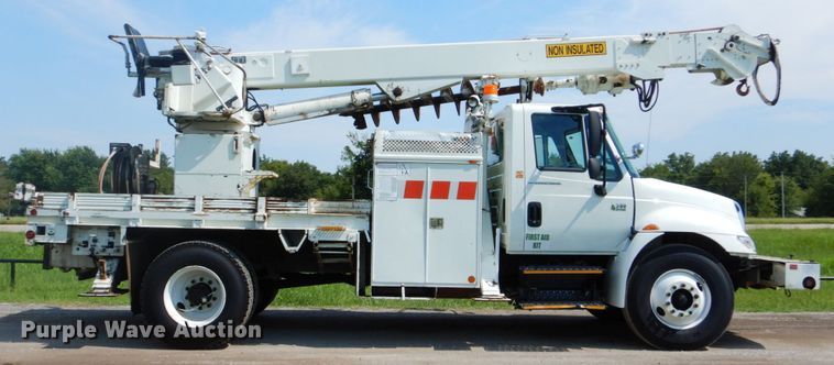 image for item FT9448 2003 International 4300 digger derrick truck