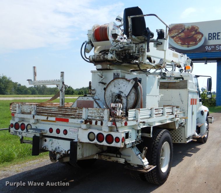 image for item FT9448 2003 International 4300 digger derrick truck