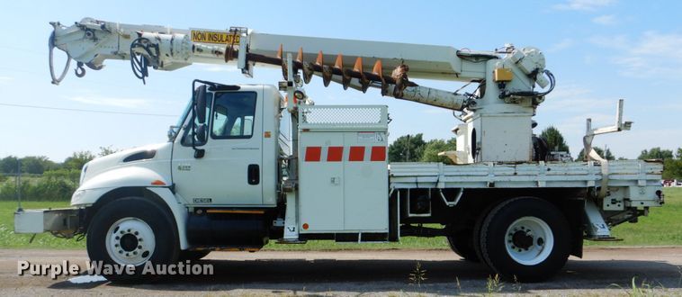 image for item FT9448 2003 International 4300 digger derrick truck