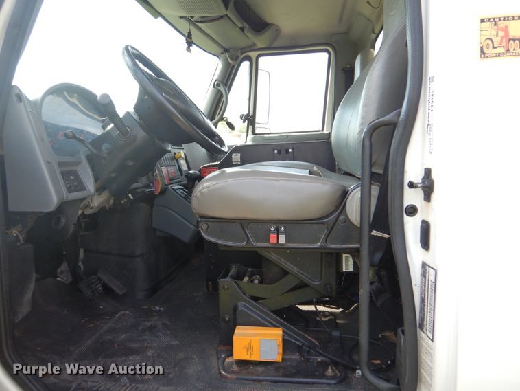 image for item FT9448 2003 International 4300 digger derrick truck