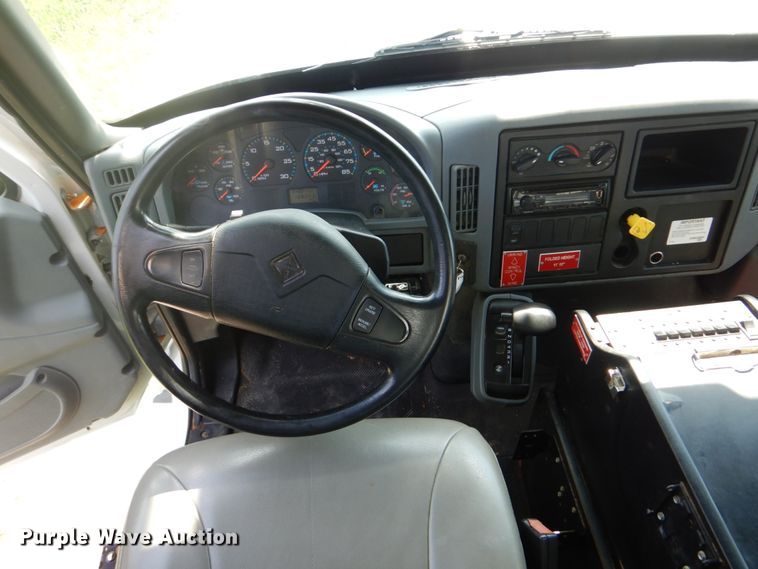 image for item FT9448 2003 International 4300 digger derrick truck