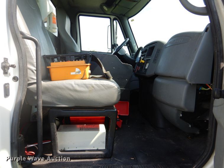 image for item FT9448 2003 International 4300 digger derrick truck