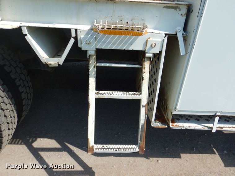 image for item FT9448 2003 International 4300 digger derrick truck