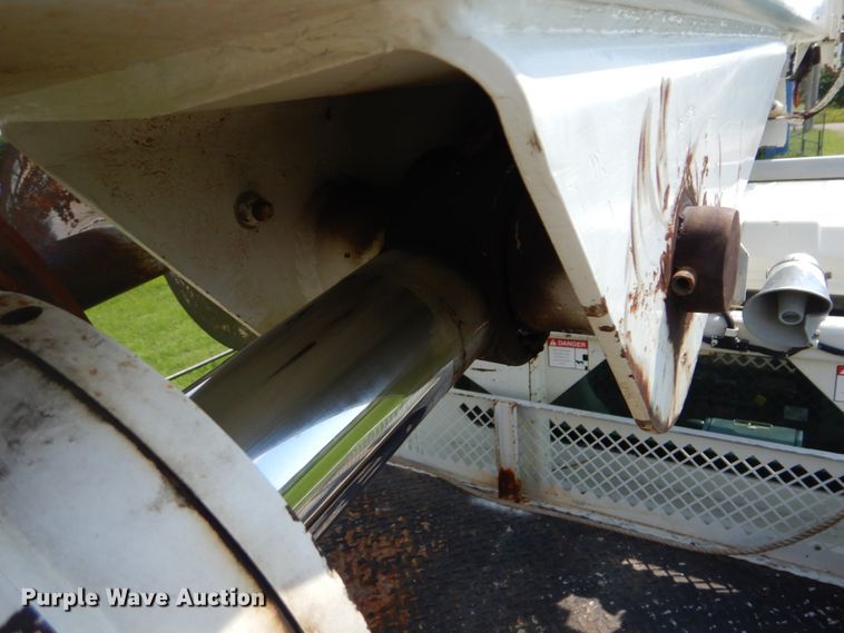 image for item FT9448 2003 International 4300 digger derrick truck