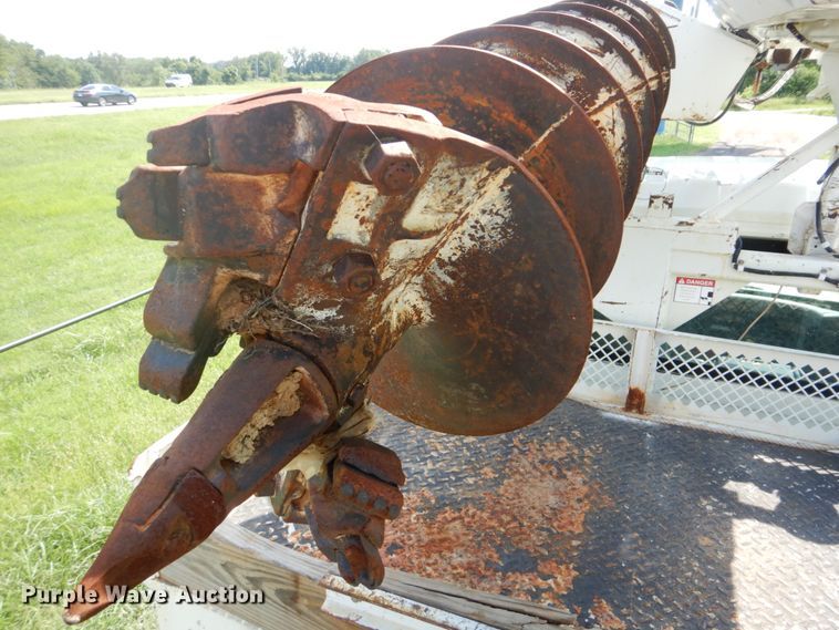 image for item FT9448 2003 International 4300 digger derrick truck