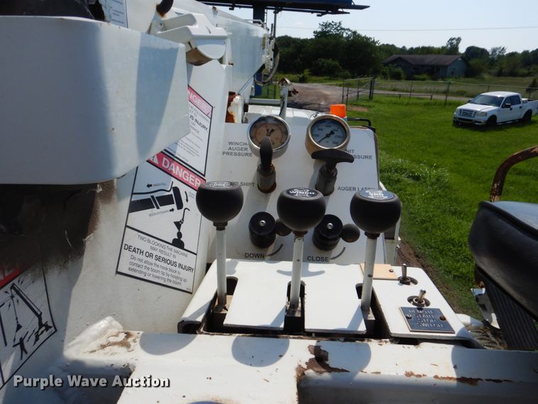 image for item FT9448 2003 International 4300 digger derrick truck