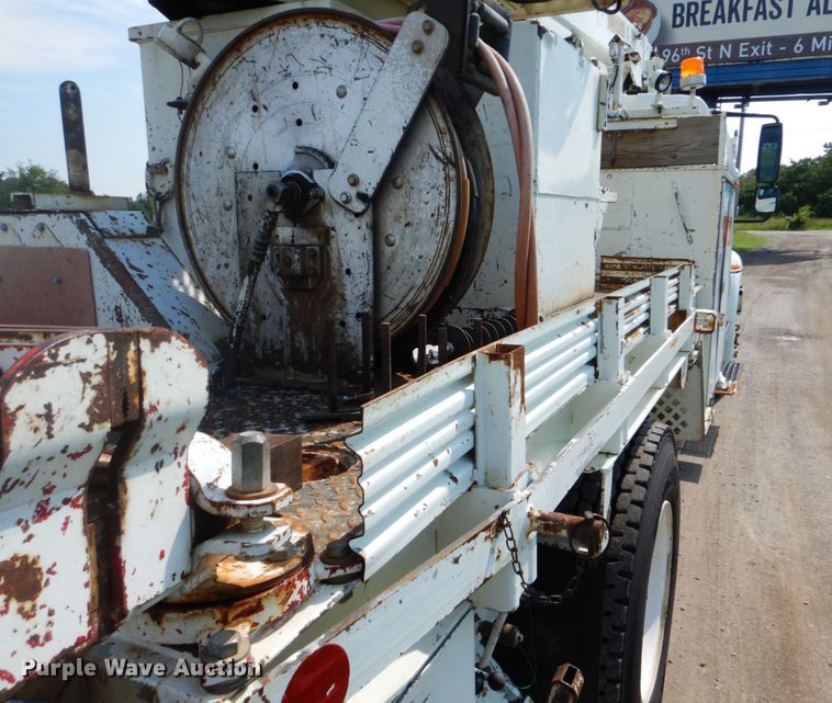 image for item FT9448 2003 International 4300 digger derrick truck