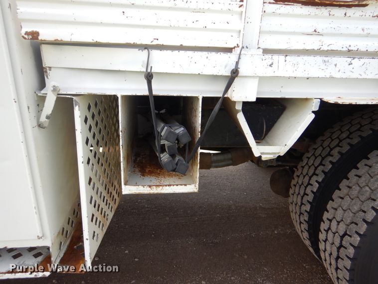 image for item FT9448 2003 International 4300 digger derrick truck