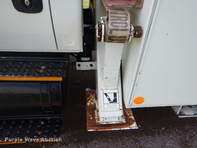 image for item FT9448 2003 International 4300 digger derrick truck