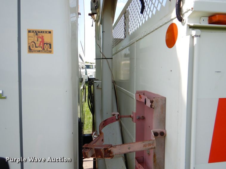 image for item FT9448 2003 International 4300 digger derrick truck