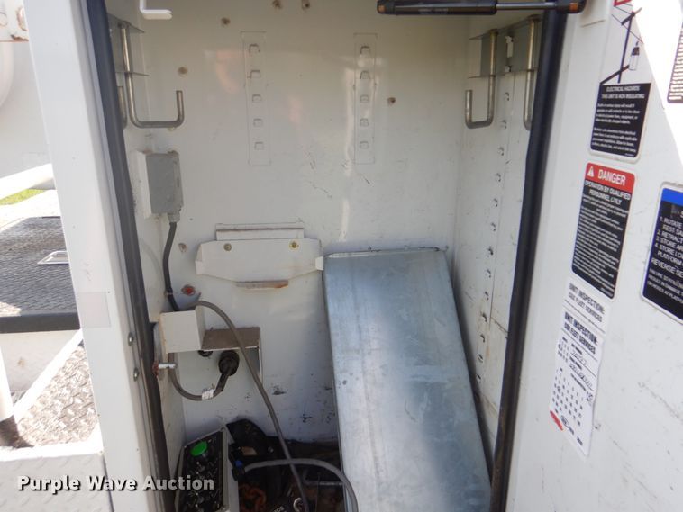 image for item FT9449 2011 Ford F550 Super Duty bucket truck