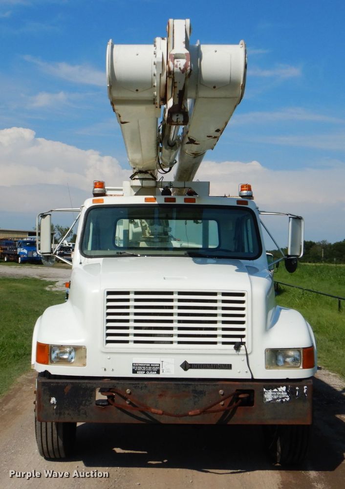 image for item FT9451 2000 International 4900 bucket ruck