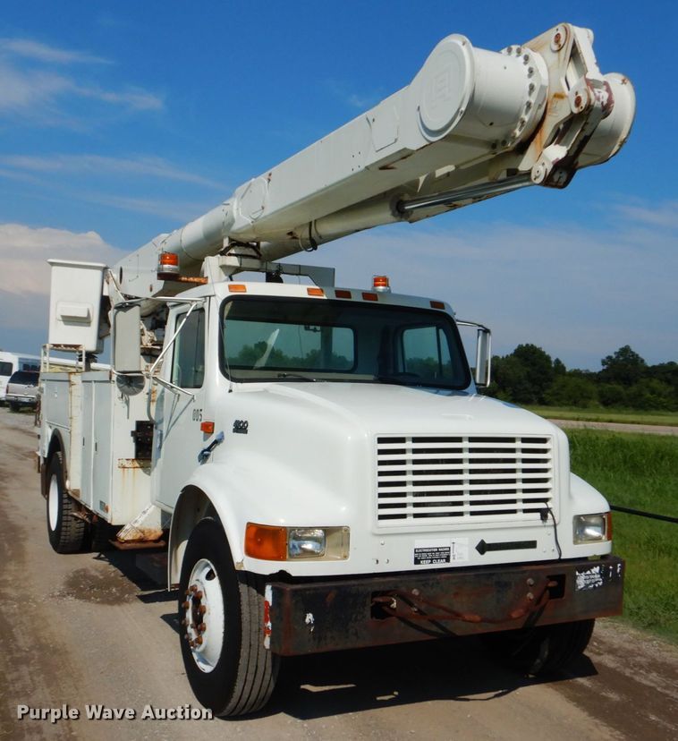 image for item FT9451 2000 International 4900 bucket ruck