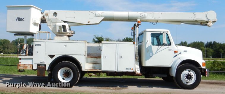 image for item FT9451 2000 International 4900 bucket ruck