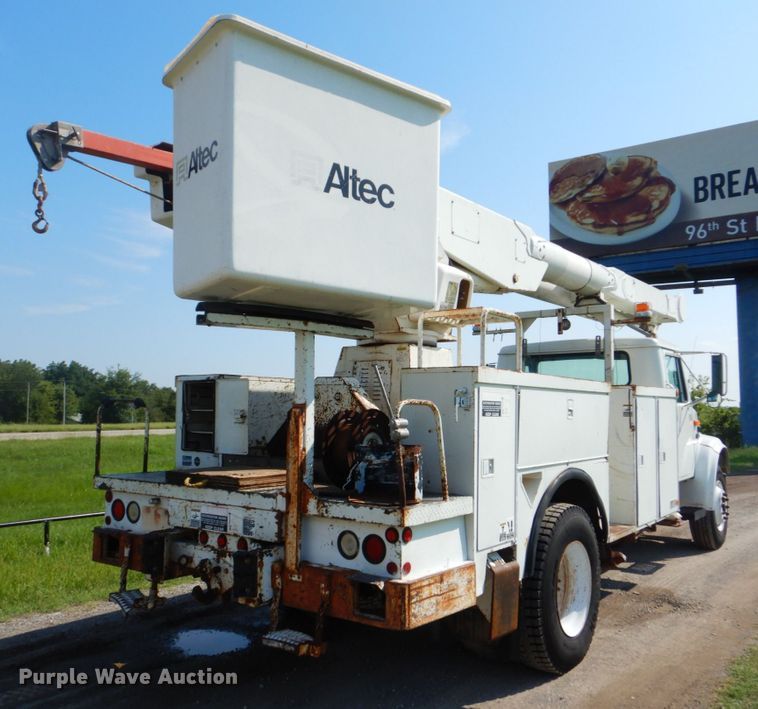 image for item FT9451 2000 International 4900 bucket ruck