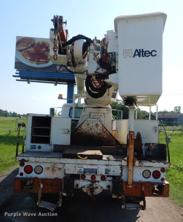 image for item FT9451 2000 International 4900 bucket ruck