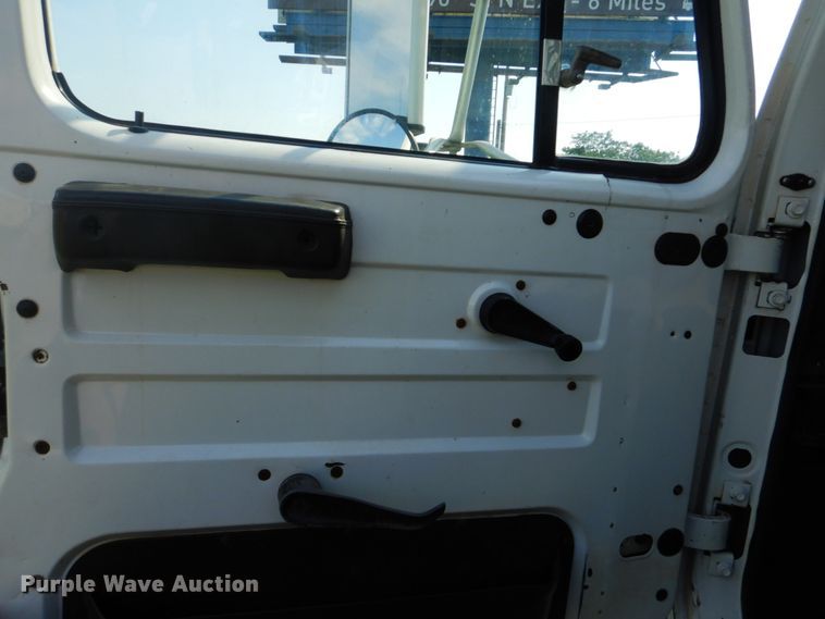 image for item FT9451 2000 International 4900 bucket ruck