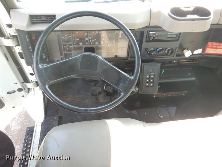 image for item FT9451 2000 International 4900 bucket ruck