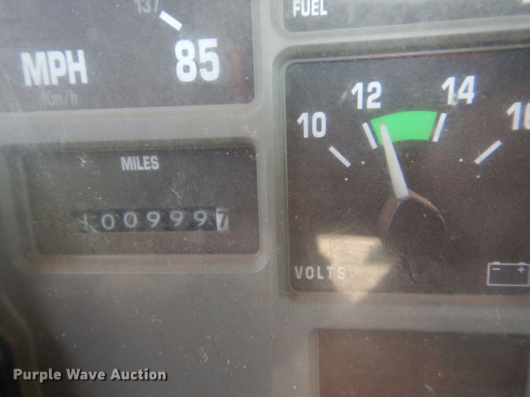 image for item FT9451 2000 International 4900 bucket ruck