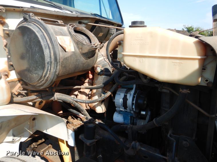 image for item FT9451 2000 International 4900 bucket ruck