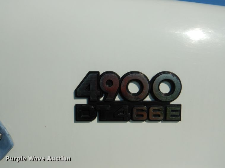 image for item FT9451 2000 International 4900 bucket ruck