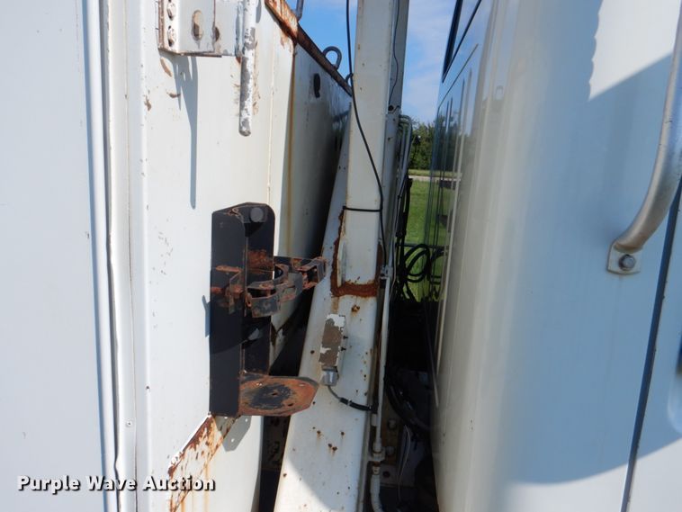 image for item FT9451 2000 International 4900 bucket ruck