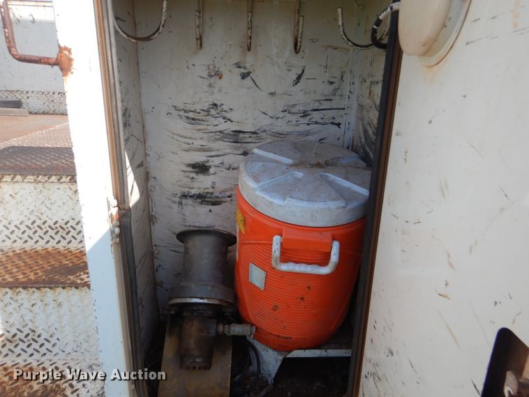 image for item FT9451 2000 International 4900 bucket ruck