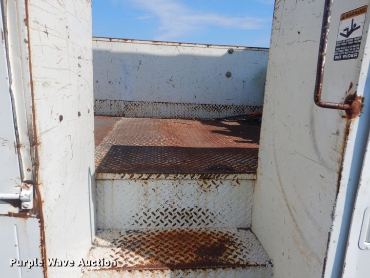 image for item FT9451 2000 International 4900 bucket ruck