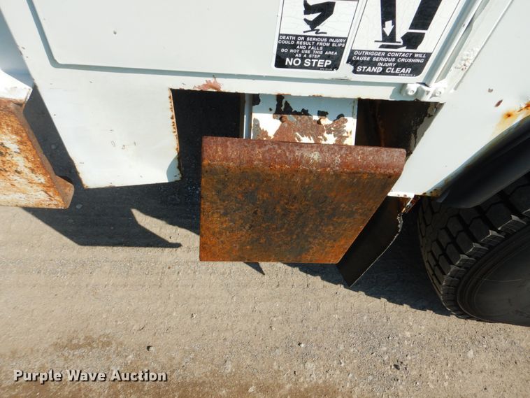 image for item FT9451 2000 International 4900 bucket ruck