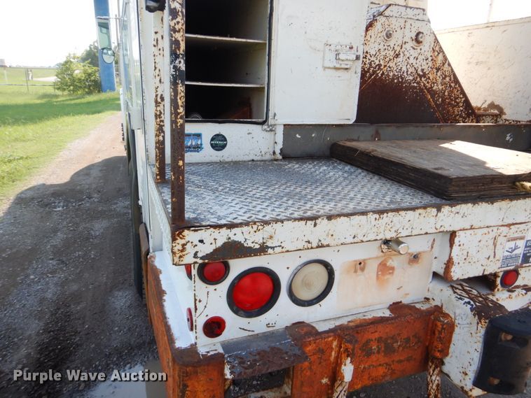 image for item FT9451 2000 International 4900 bucket ruck