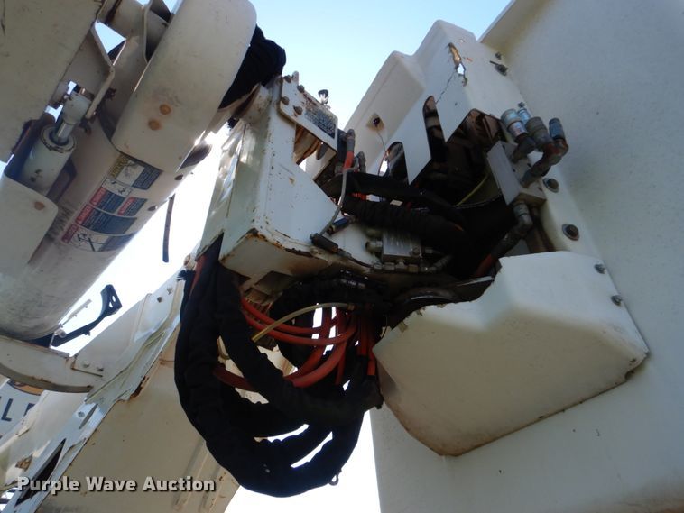 image for item FT9451 2000 International 4900 bucket ruck