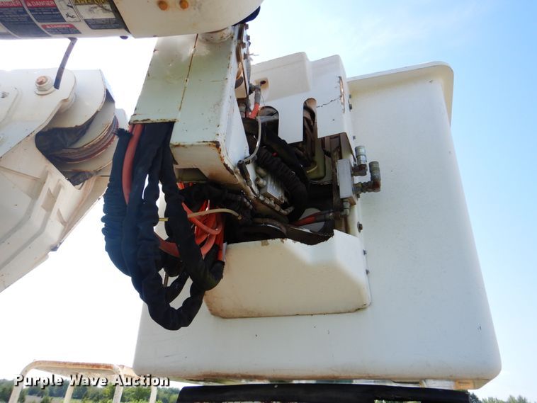 image for item FT9451 2000 International 4900 bucket ruck