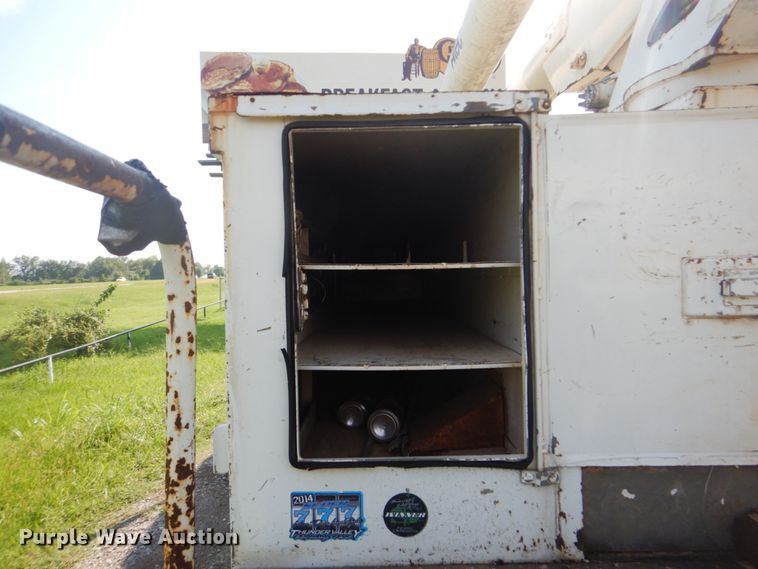 image for item FT9451 2000 International 4900 bucket ruck