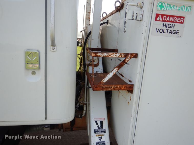 image for item FT9451 2000 International 4900 bucket ruck