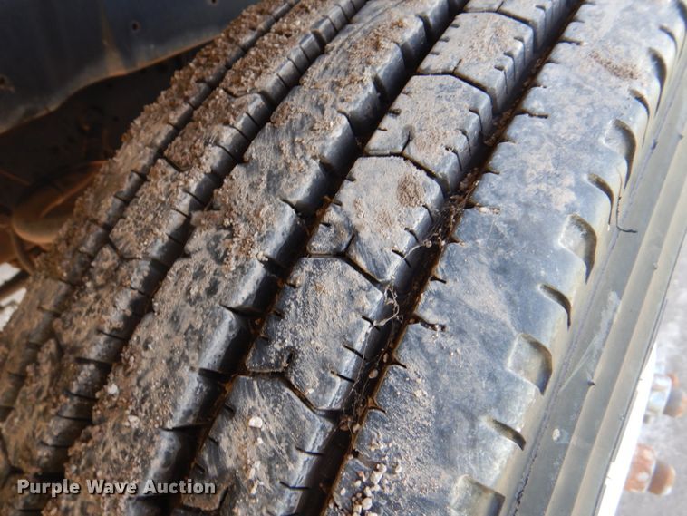 image for item FT9451 2000 International 4900 bucket ruck