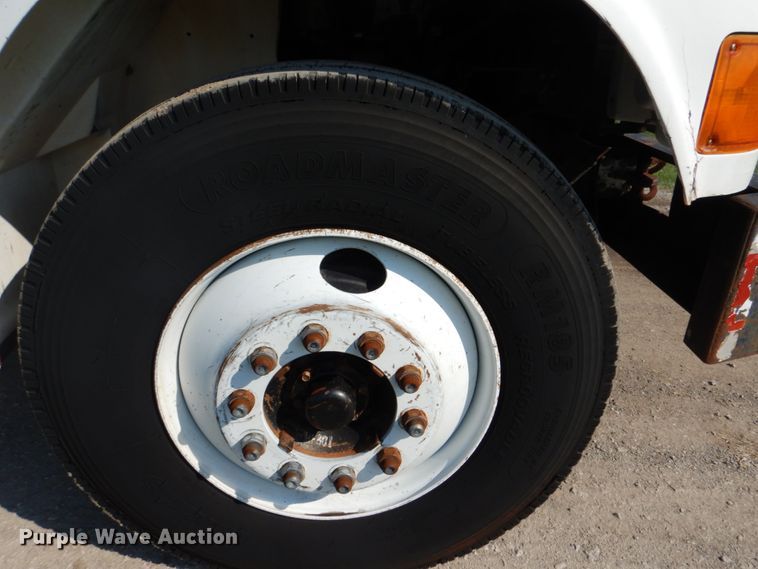 image for item FT9451 2000 International 4900 bucket ruck