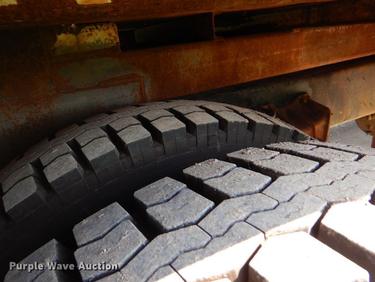 image for item FT9451 2000 International 4900 bucket ruck