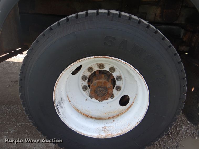 image for item FT9451 2000 International 4900 bucket ruck