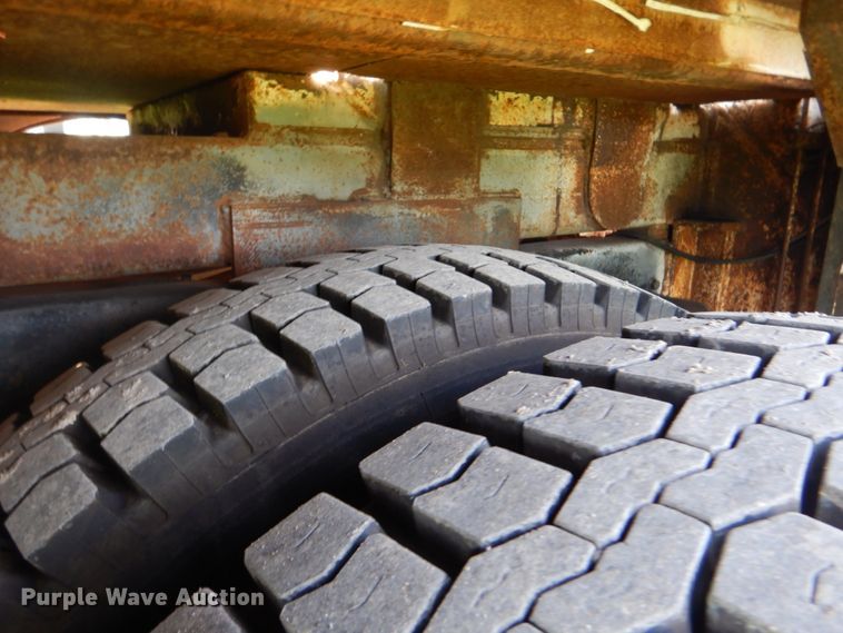 image for item FT9451 2000 International 4900 bucket ruck