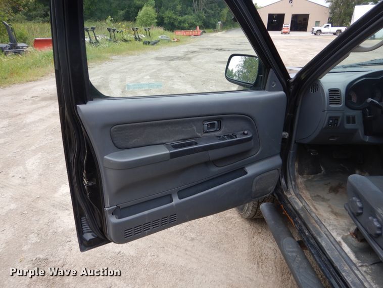 image for item FU9424 2004 Nissan Frontier Crew Cab pickup truck