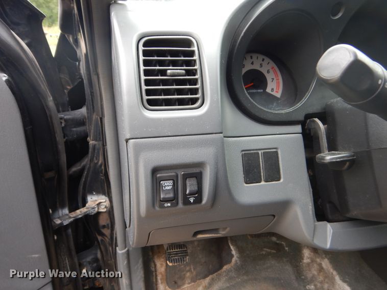 image for item FU9424 2004 Nissan Frontier Crew Cab pickup truck