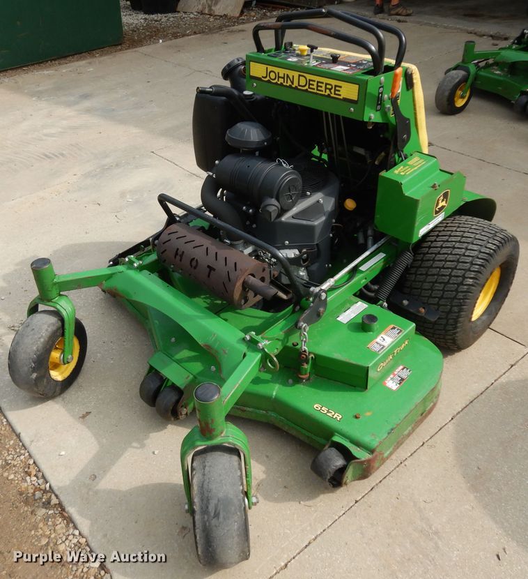 image for item GG9109 2015 John Deere 652R QT ZTR lawn mower